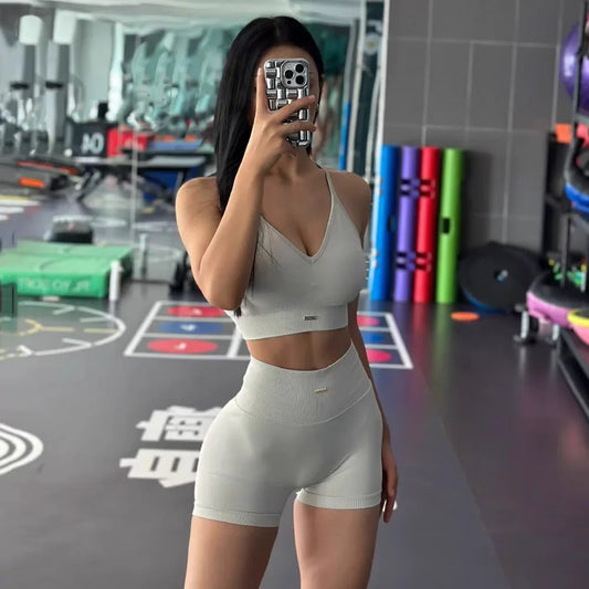 طقم رياضي نسائي مريح ومرن مع خصر عالي وشورت رافع – CurveFlex™
CurveFlex™ high-waist scrunch shorts and ribbed sports top set